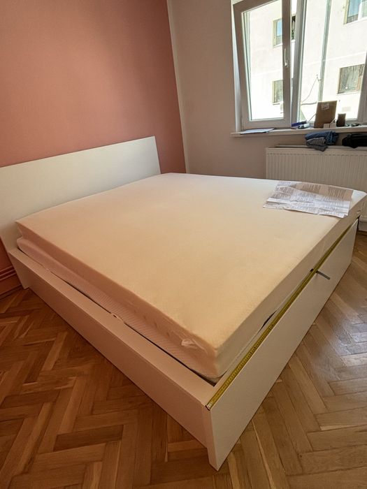 Pat matrimonial alb Ikea Malm cu depozitare, saltea confortabila ikea