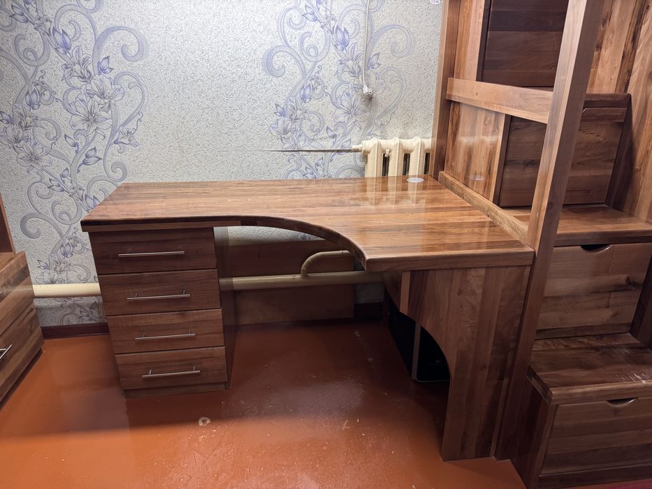 Продаю двух яросную кровать из чистого дерево орех