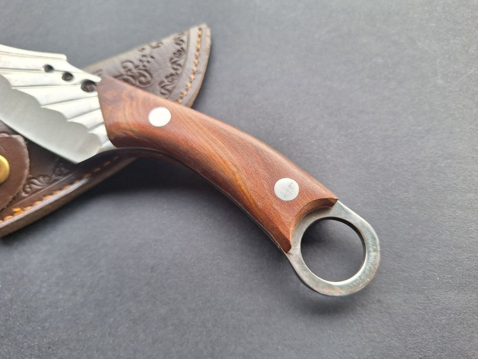 Ловен нож с кожена кания