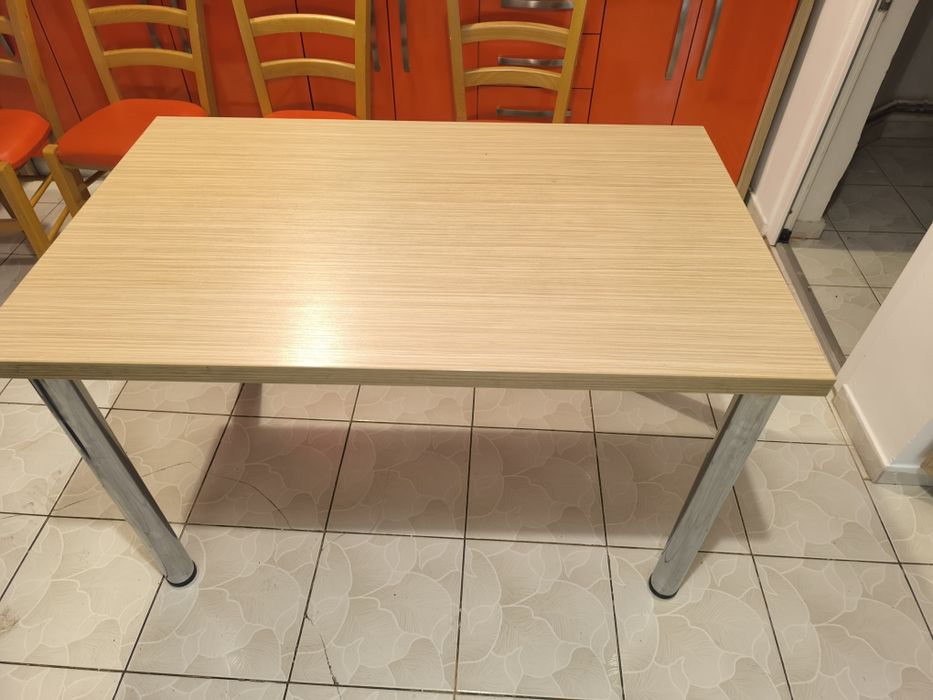 Vând masi și 4 scaune