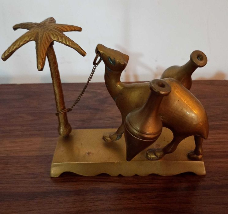 Camila vintage din alama / bronz, cu doua recipiente. Figurina veche pentru decor