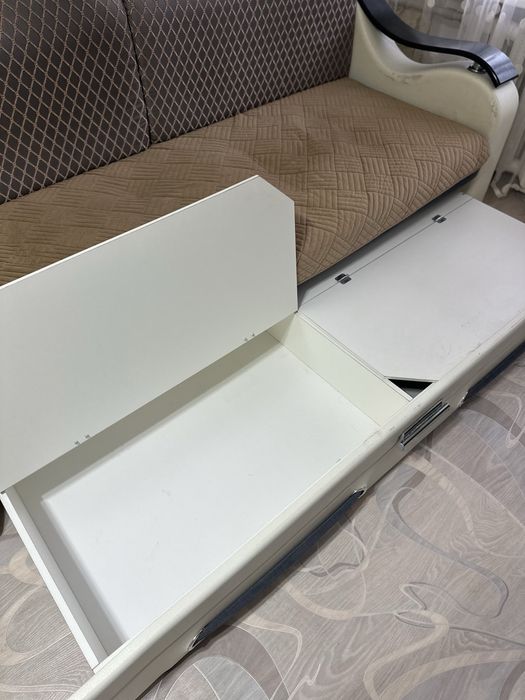 Диван и одно кресло