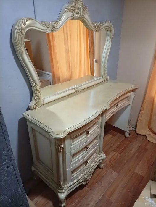 Женский стол.