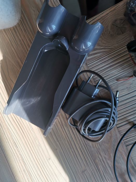 Încărcător si suport dyson