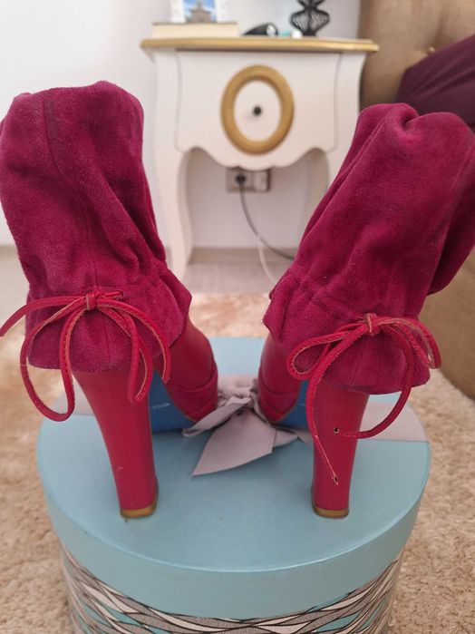 Vand botine decupate Irregular Choice din piele masura 36