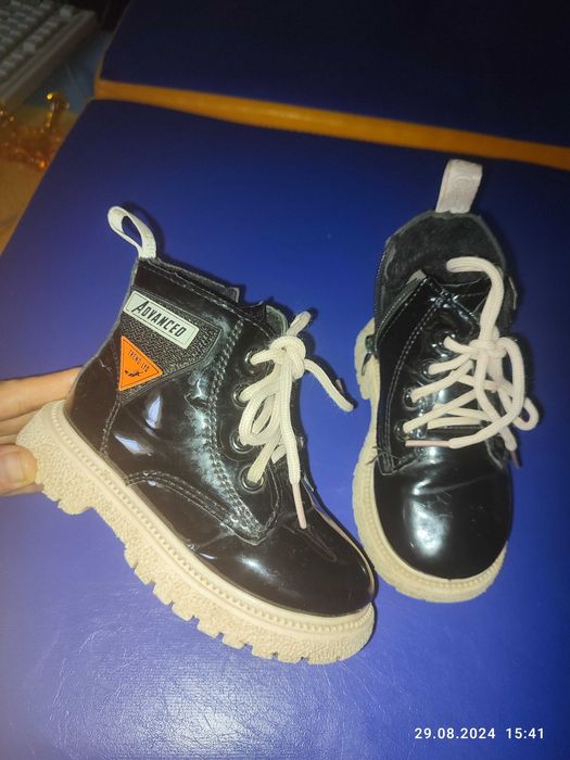 Демисезонные комбинезоны и ботинки на девочку и мальчика