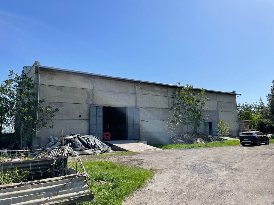 Продаётся 3 000 м² производственная база.