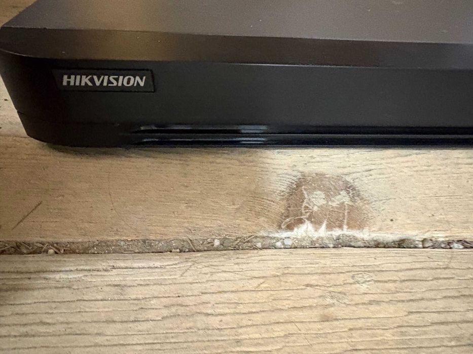 DVR Hikvision DS-7204HUHI-K1 8 canale IP, 4 canale Turbo HD H.265+ folosit 3 luni stare ca nou