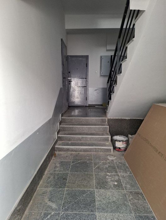 Рисовии́ бозор якинида. 1 хонали янги  уи́.