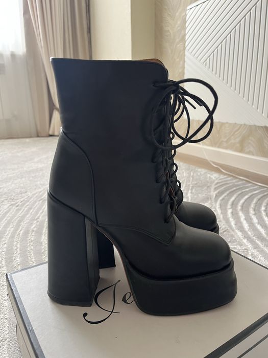 Стильные чёрные ботинки на платформе и каблуке