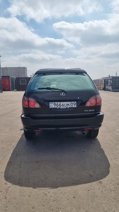 Продаю машину Lexus
