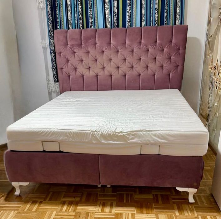 Boxipring tapițat în catifea,tăblie înaltă ,eleganță,cu nasturi cusuți în material