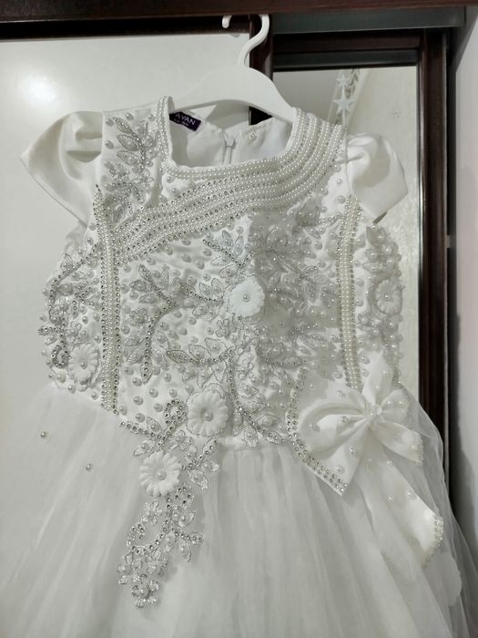 Продам белое платье на девочку