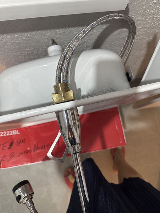 Продам раковину  со смесителем и шлангами