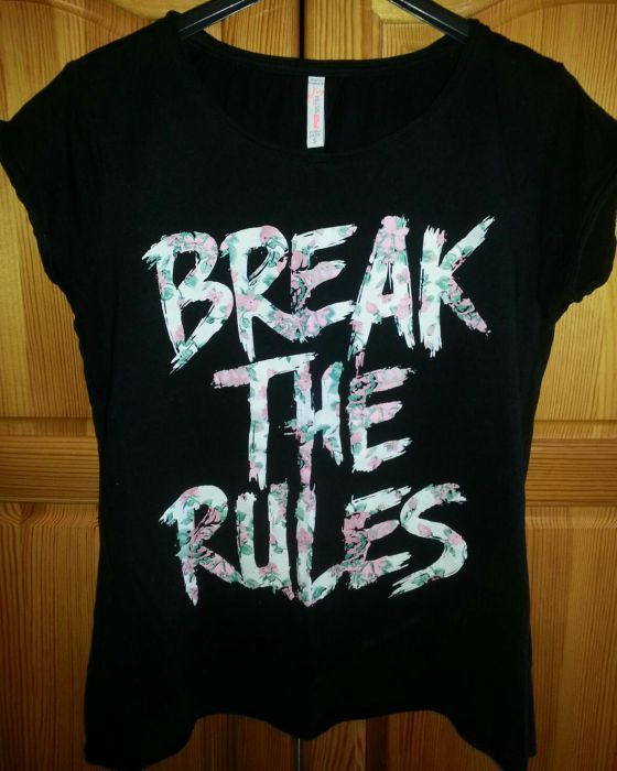 Черен к-кт: пола и блуза;Блузи:бяла дантелена и червена- "прилеп"...