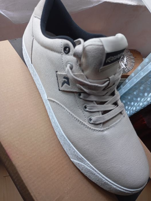 Teniși noi cu etichetă