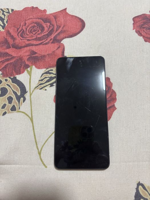 Oppo a 78 putine zgarieturi pe fata dar in reste este nou livrare doar in bucuresti si pe vinted datimi msj aicea nu stiu sa il trimit prin olx