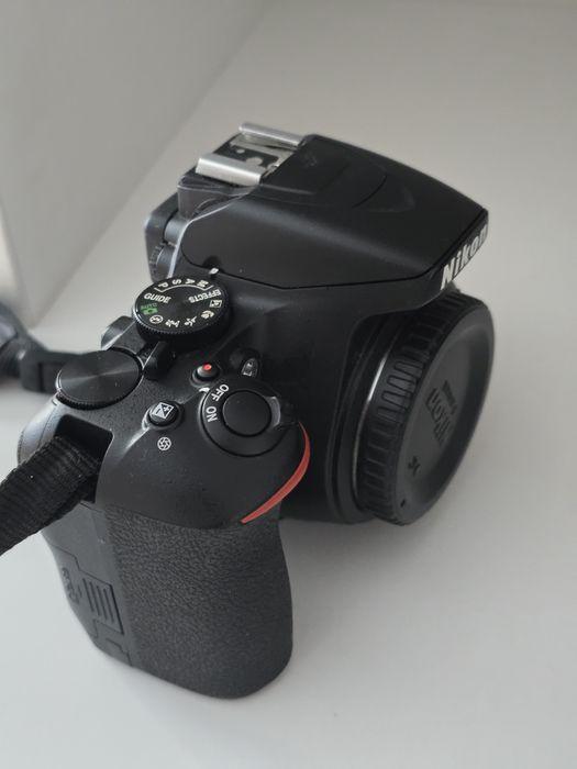 Nikon D3500 + Obiectiv 18-55mm, Doar 8.300 cadre, Stare Excelentă + Geantă