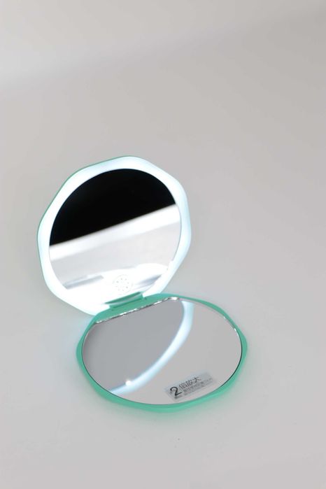 Косметическое зеркало