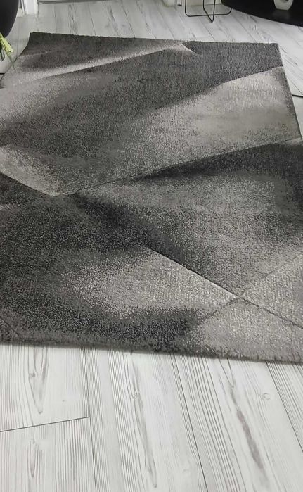 Много красив килим