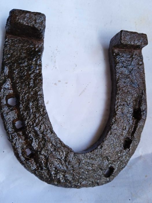 Стари истински ковани подкови за щастие и късмет.