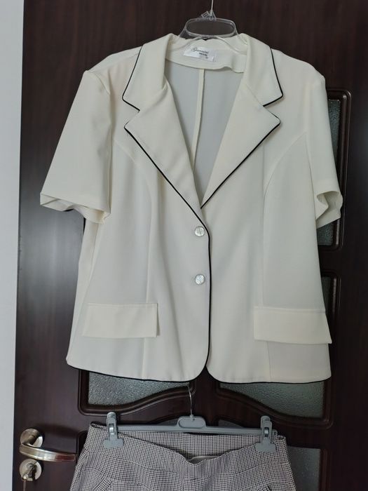 Vind sacou  damă,culoare albă,și pantaloni  .