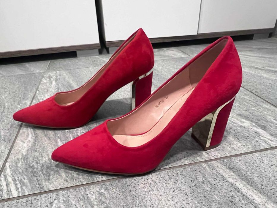 Червени обувки на ток, нови и неползвани