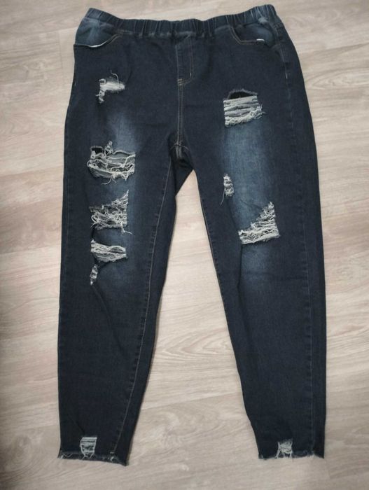 Дънки със скъсан мотив