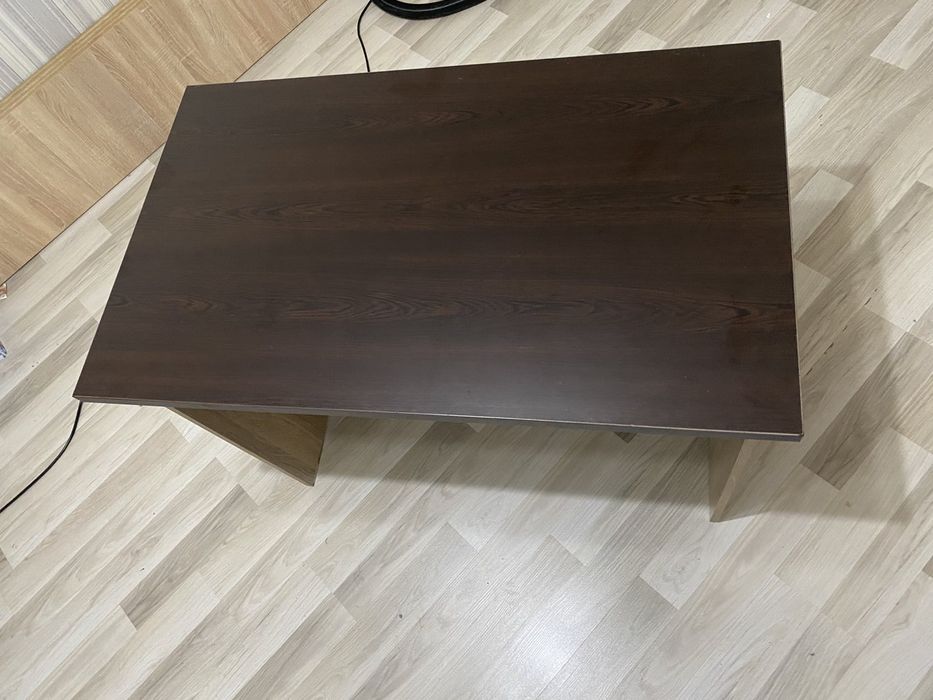 Офис бюро - в два цвята