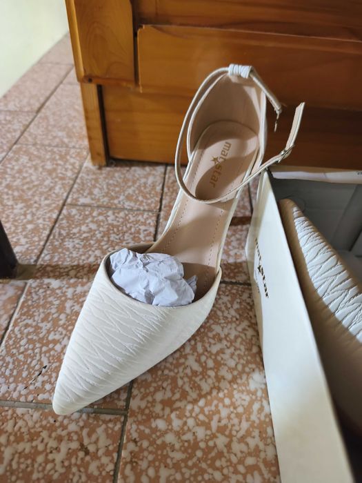 Бели токчета сандали