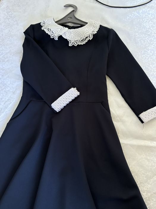 Темно-синяя школьная форма для выпускниц