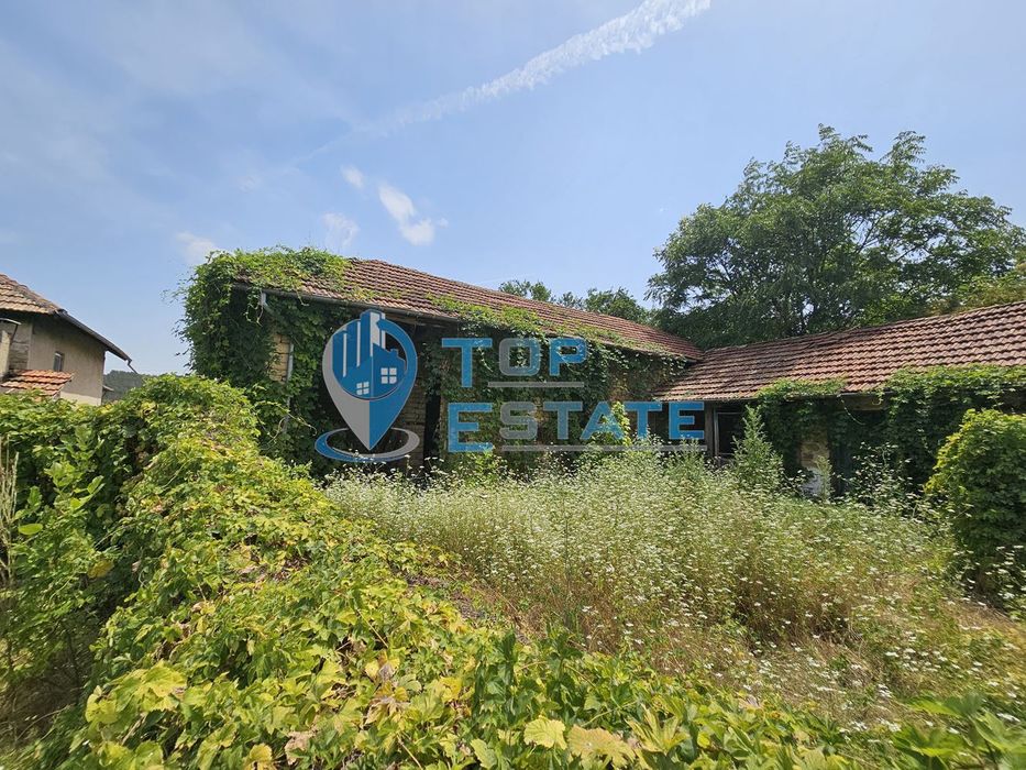 Тухлена здрава къща с кладенец в село Долна Липница