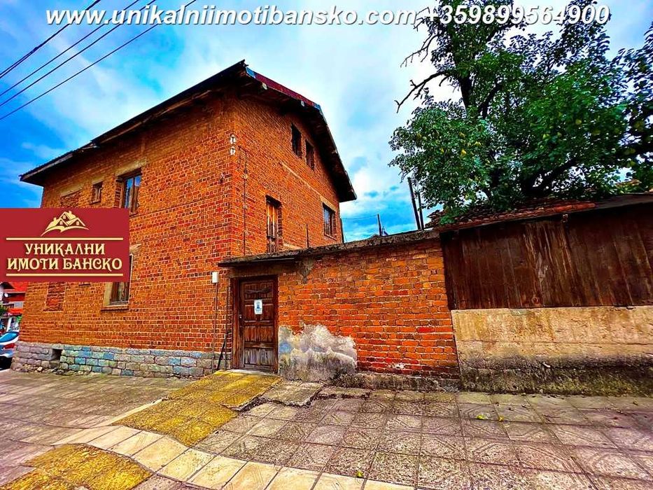Масивна двуетажна къща за продажба в град Банско