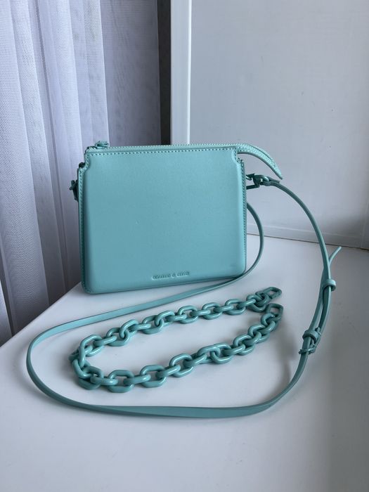 Сумка Charles & Keith Camelia Trapeze