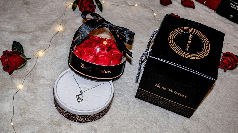 Подарък за Свети валентин, Годишнина - Купол с 9 рози и място за колие