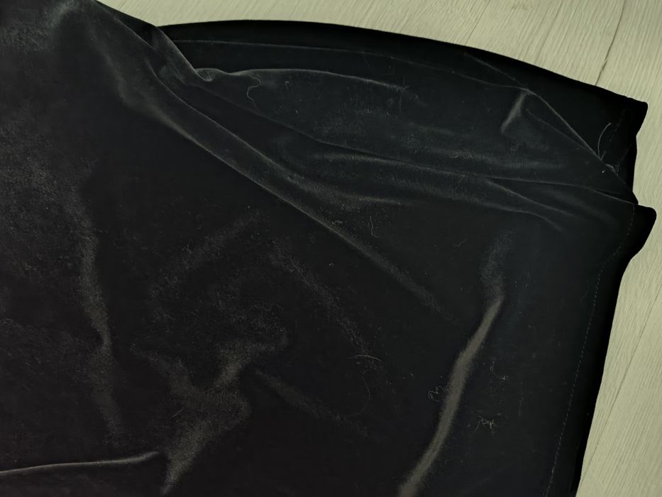 черна велурена рокля