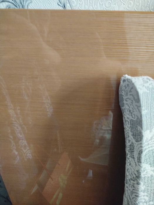 Uy uchun stol juda qulay va mustahkam