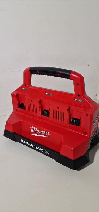 Statie incarcare Milwaukee packout  an 2026 Rapid chargher Milwaukee