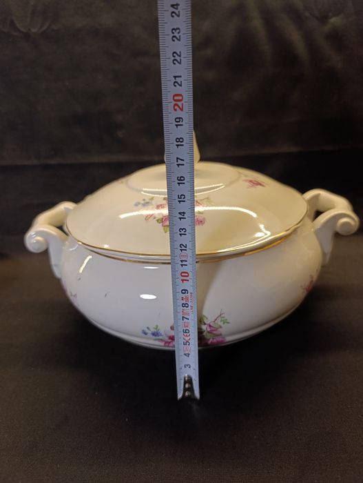 Български порцеланов супник