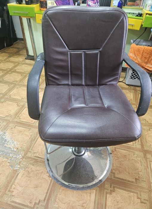 Продаю помощник в парикмахерскую . 2 кресла .