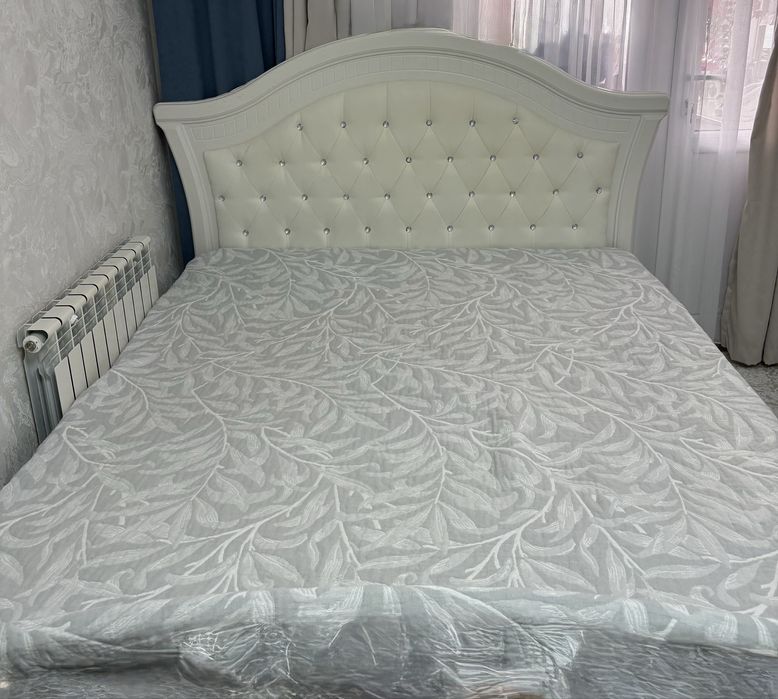 Екі адамдық диван сатылады.