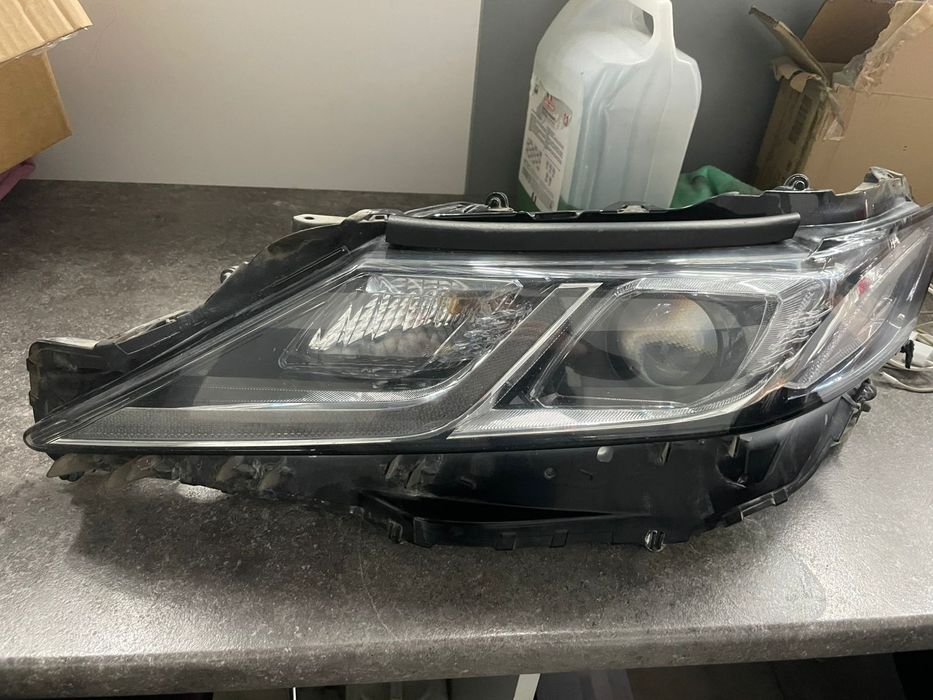 Передние фары на Камри 70