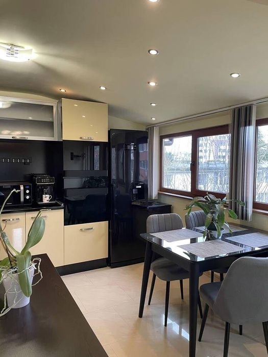 Тристаен, под наем, Център