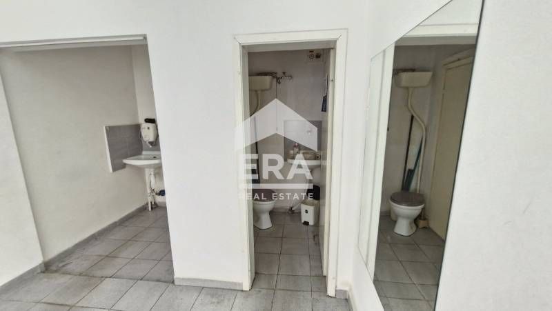 Търговско помещение със статут на магазин в близост до Ритуална зала,