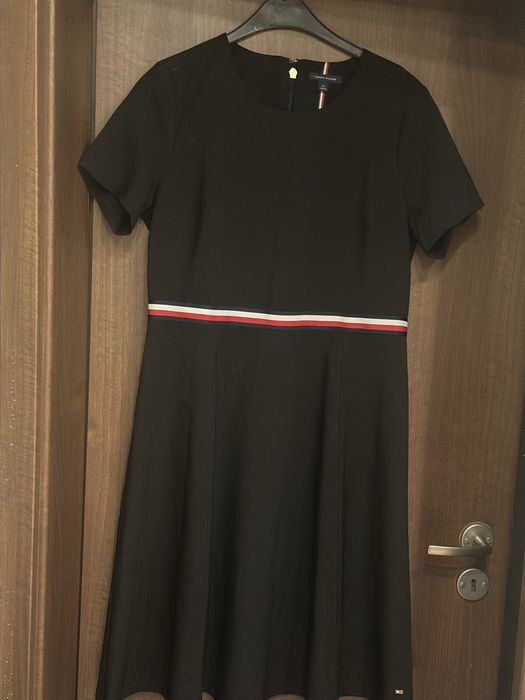 Уникална черна рокля на Tommy Hilfiger , размер 14 (М-л)
