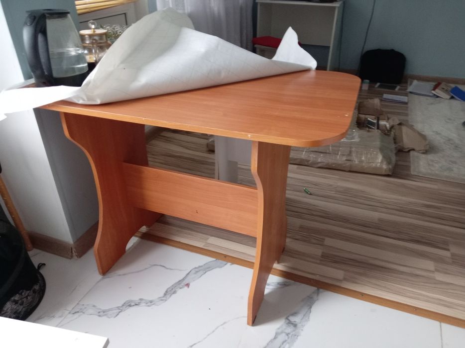 Продаётся стол кухонный