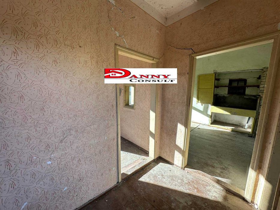 Стара къща с двор и кладенец в с. Горски Сеновец