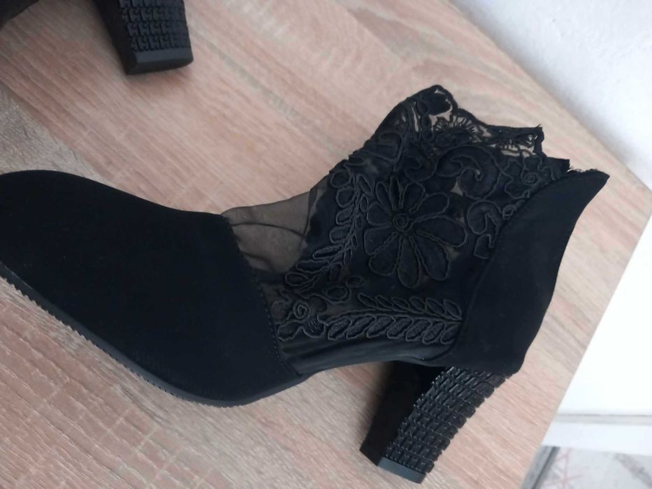 Елегантни дамски боти