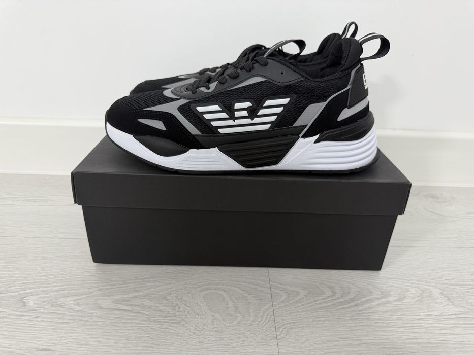 Продам кроссовки EA7