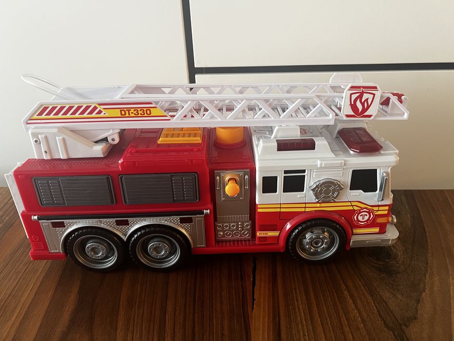 Голяма пожарна кола и валяк